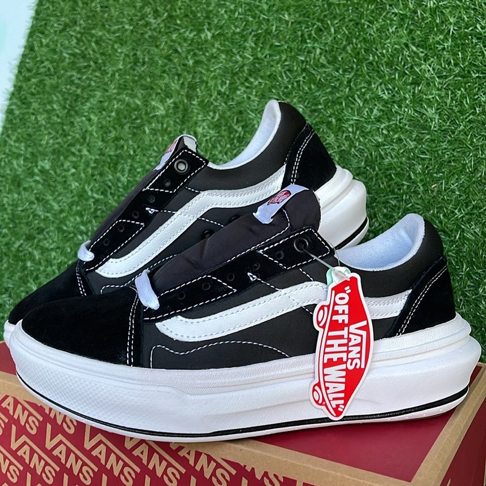 Vans WMNS Oid Skool Over
Black/White
VN0A7Q5EBA2
Sneakers Platforms - Picture 8 of 16